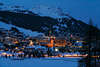 901145_Sankt Moritz Dorfzentrum Blaulichter nchtliche Skyline unter Berggipfel in  Winterlandschaft Reisebild