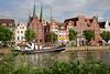 Altstadt Lübeck am Wasser Untertrave Uferpflanzen Naturfoto mit Segelschiff