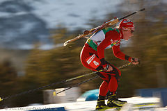 Biathletin auf Skier rasende Geschwindikeit - grösser Anzeigen