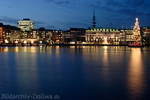 512385_ schöner Hamburg an Binnenalster in Weihnachtszeit, City Lichter in blauer Stunde