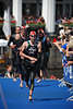 Triathlon Lauffoto auf Blauteppich in Wasseranzug bei Publikum